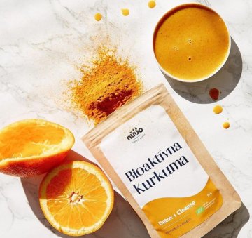 Tahini dresing s pomarančom a kurkumou.