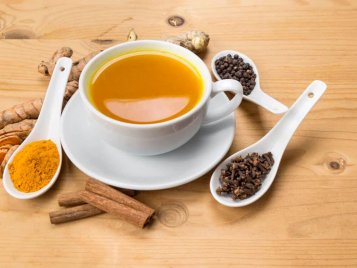 Čaj z kurkumy a zázvoru – prevencia proti chrípke