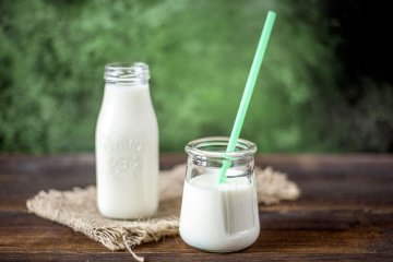 Kyslá pochúťka pre každého: 9 účinkov kefíru