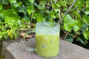Recept: Osviežujúce kokosové iced matcha latte