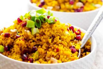 Kurkumová quinoa s granátovým jablkom a vlašskými orechmi