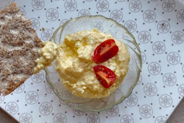Lahodný recept: Cesnaková pomazánka z cottage cheese a s kurkumou