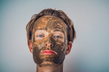 Škorica ako liek: Účinná zbraň proti akné a starnutiu